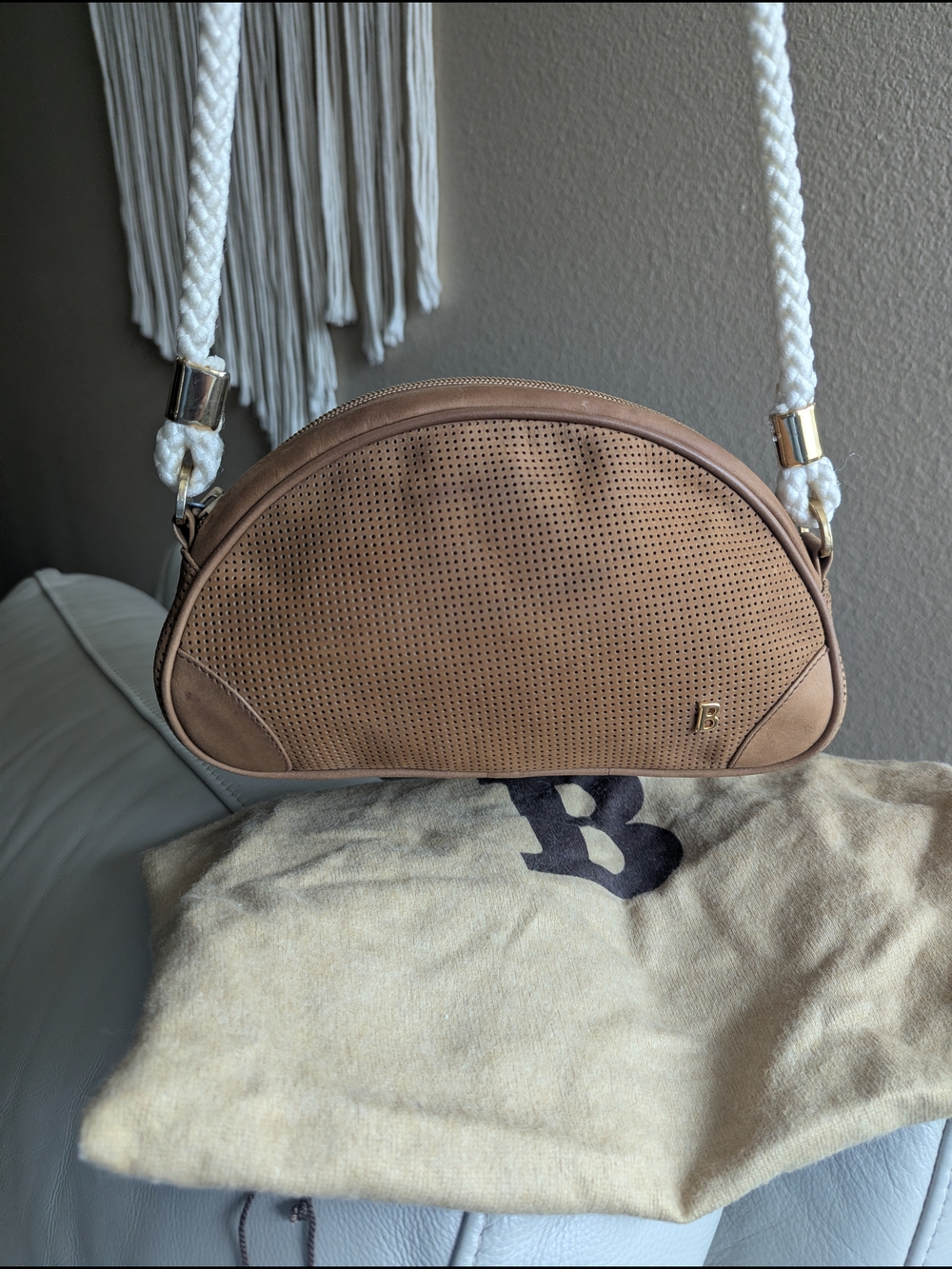 vintage Bally half-moon shoulder bag made of tan perforated suede leather - Picture 3 of 15